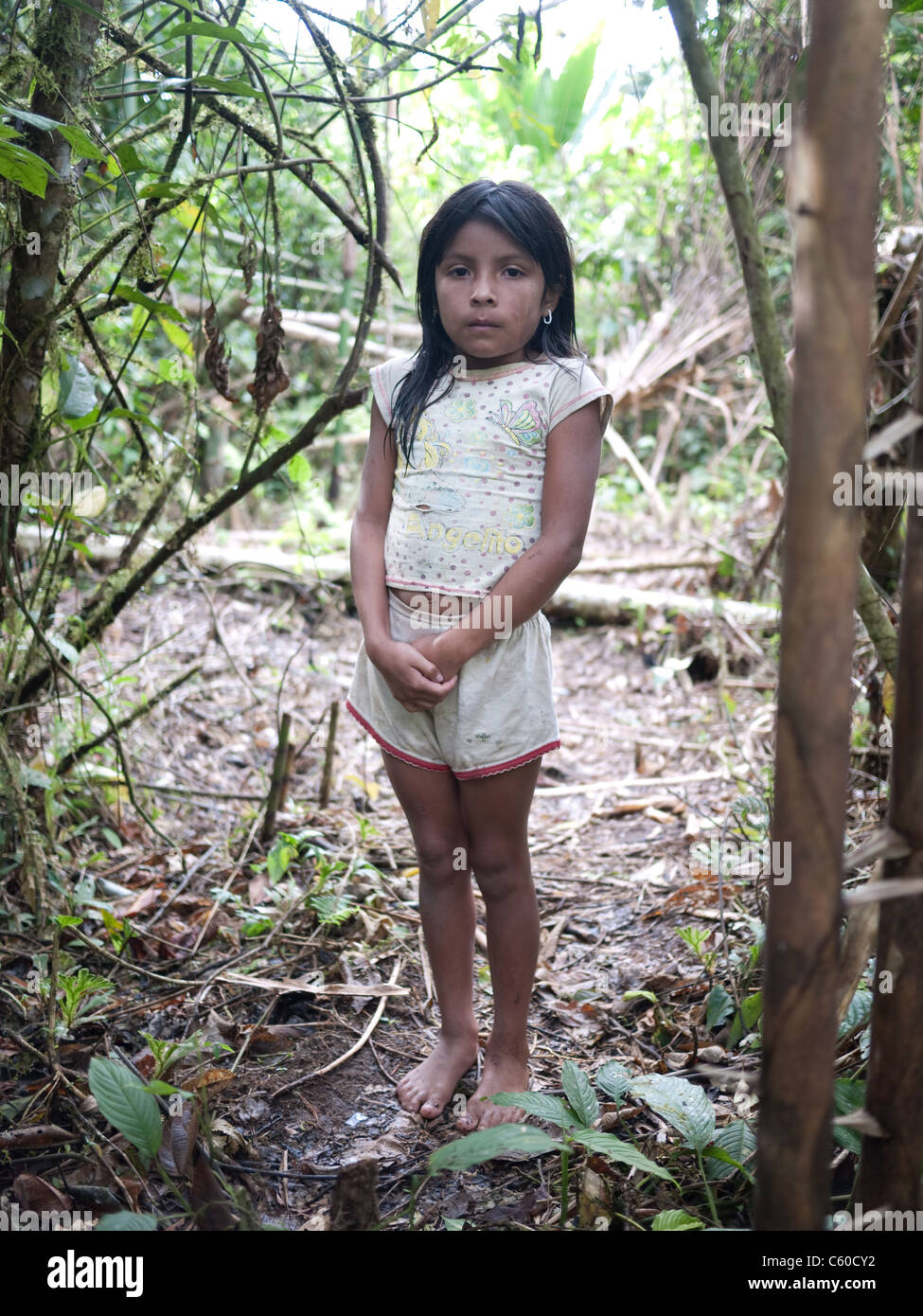 Ein tribal Mädchen tief in den Amazonas-Dschungel. Shuar Stamm. Stockfoto