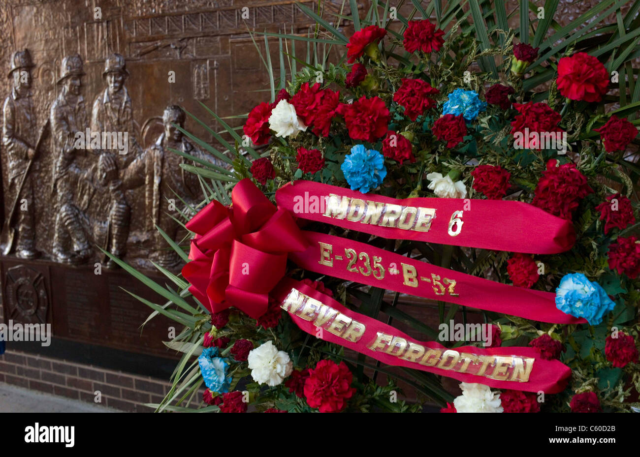 Blumen für Verstorbene Feuerwehrleute Links "Monroe 6", die versuchen, andere zu retten, während 9/11-Anschlag in New York Leben gab. Stockfoto