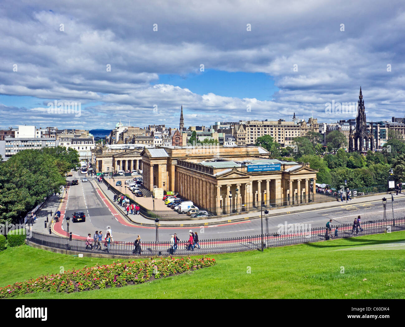 Blick Richtung Princes Street Gardens und The National Gallery mit den Besuchern der 2011 Edinburgh Fringe Festival bewegen Stockfoto