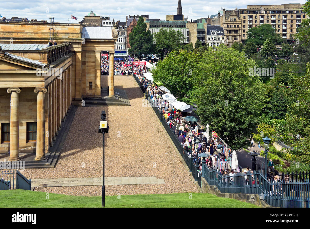 Blick Richtung Princes Street Gardens und The National Gallery mit den Besuchern der 2011 Edinburgh Fringe Festival bewegen Stockfoto