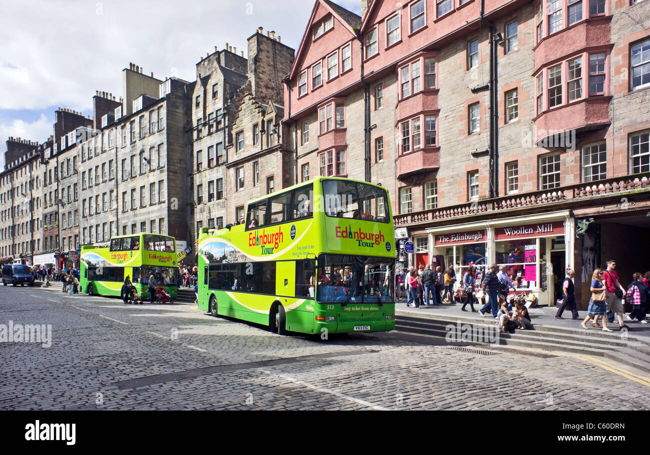 Edinburgh City Tour-Busse auf Touristen in Lawnmarket auf der Royal Mile in Edinburgh, Schottland Stockfoto