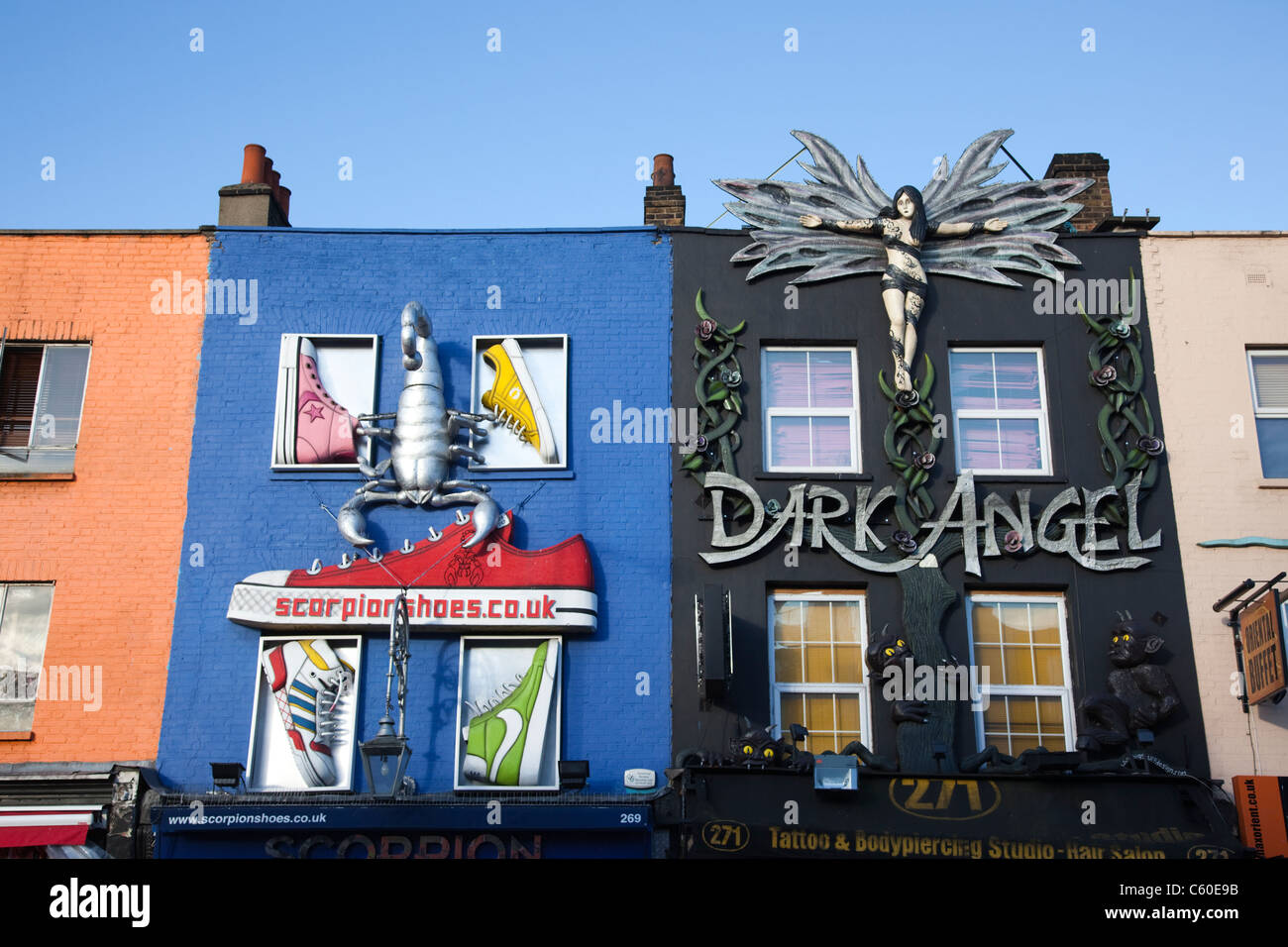 Bunt geschmückten Fassaden über Geschäfte in Camden High Street im Bereich Camden Market, London Stockfoto