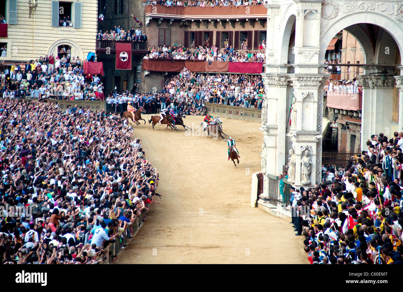 Palio di Siena 2011 - Palio della Madonna di Provenzano (2. Juli 2011). Historisches Pferderennen mit Fans auf dem alten italienischen Platz. Nur redaktionelle Verwendung Stockfoto