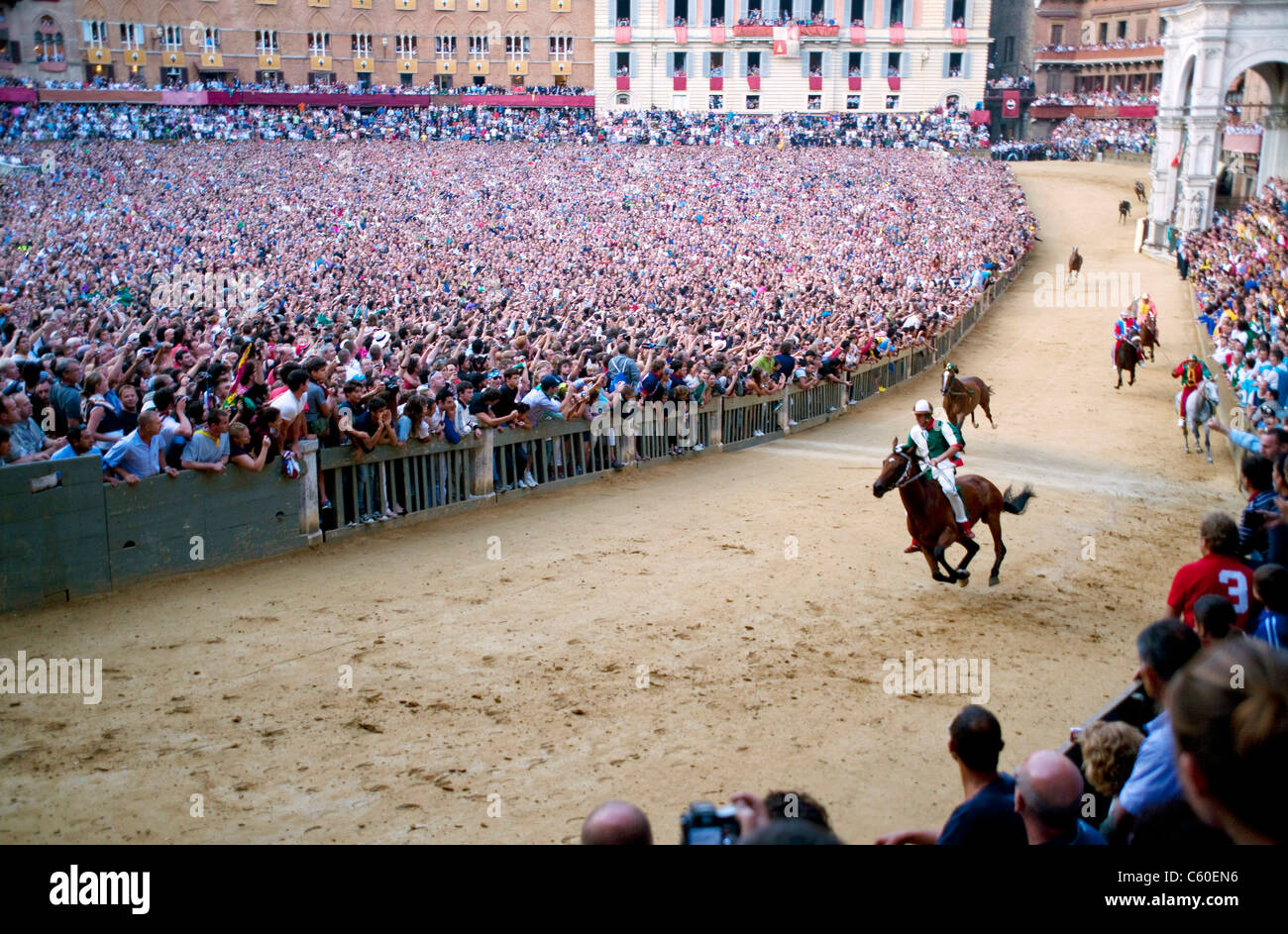 Palio di Siena 2011 (Palio della Madonna di Provenzano am 2. Juli 2011), historische Pferderennen in Siena, Toskana, Italien. Redaktionelle Verwendung. Stockfoto