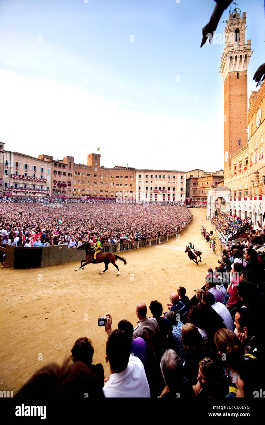 Palio di Siena 2011 - Palio della Madonna di Provenzano (2. Juli 2011). Nur zur redaktionellen Verwendung. Stockfoto