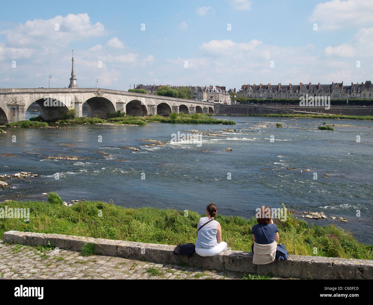 Zwei Frauen ausruhen und genießen den Blick auf die Ufer des Flusses Loire in Blois, Frankreich Stockfoto