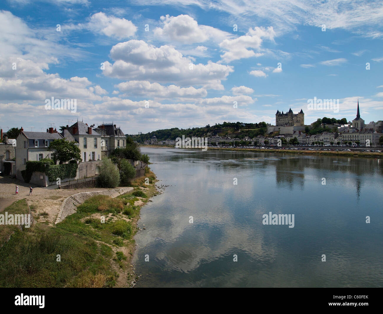 Loire-Flusses in der Nähe von Saumur, mit Ile d'Offard Insel auf der linken Seite und die Stadt selbst, mit dem Schloss auf der rechten Seite. Frankreich Stockfoto