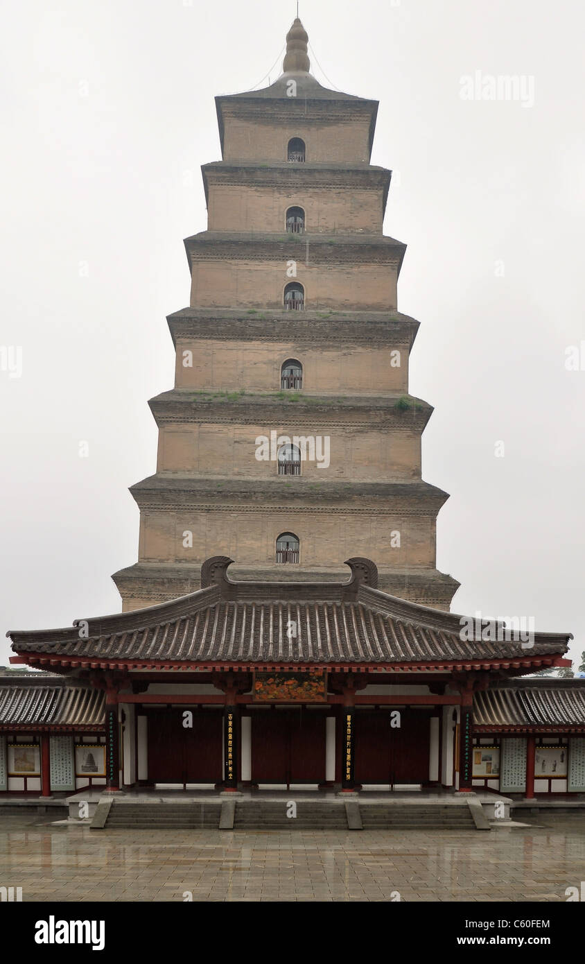 Bild von der berühmten Xian Wildganspagode an einem regnerischen Tag Stockfoto