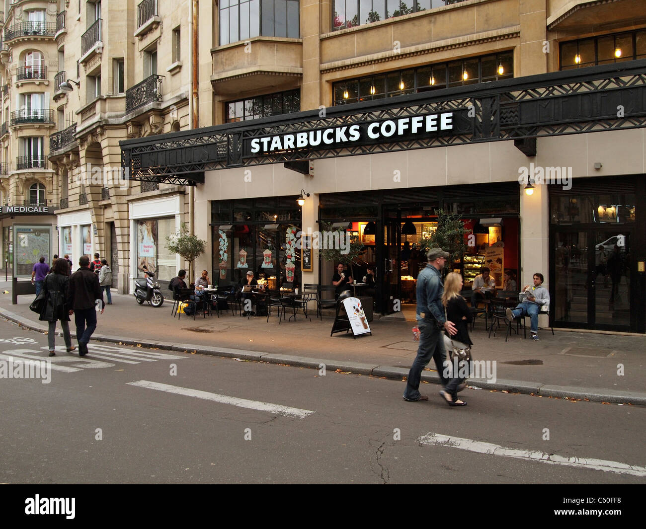 Starbucks Coffee-Shop auf dem Boulevard Saint-Germain in Paris, Frankreich Stockfoto