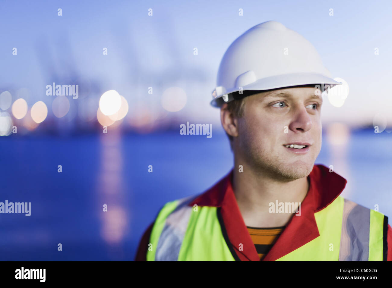 Arbeiter tragen Schutzhelm in Werft Stockfoto