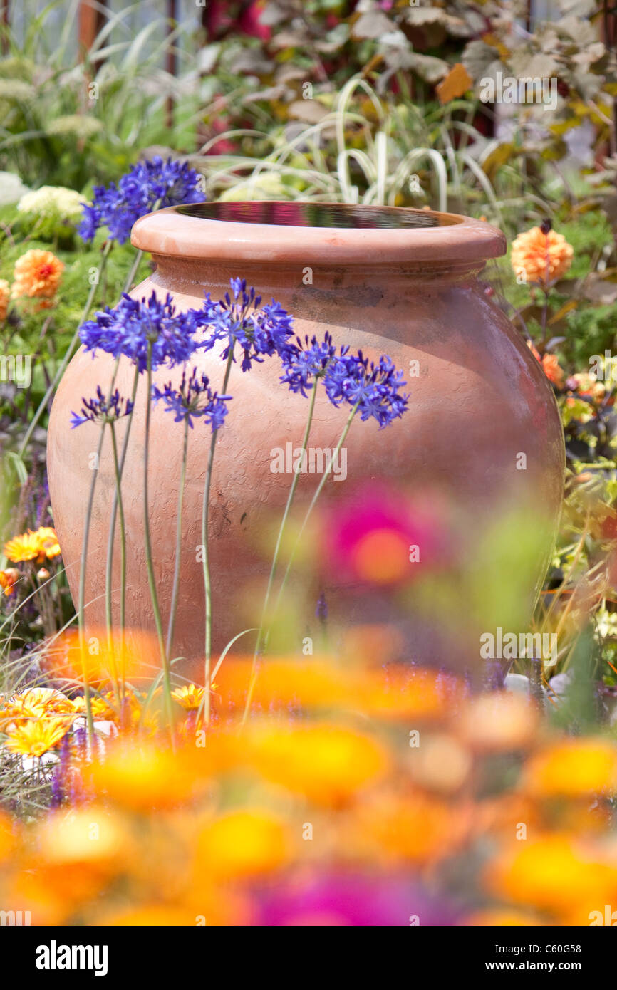 Große Garten Vase Wasserspiel im Blumenbeet, England, UK Stockfoto