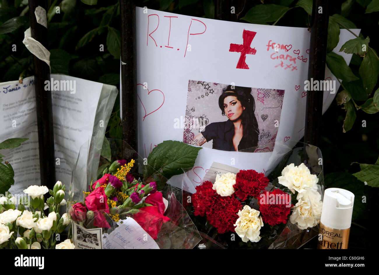 Hommagen an Amy Winehouse vor ihrem Haus in Camden Town, London Stockfoto