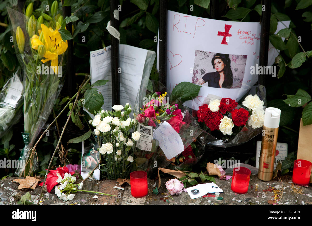 Hommagen an Amy Winehouse vor ihrem Haus in Camden Town, London Stockfoto