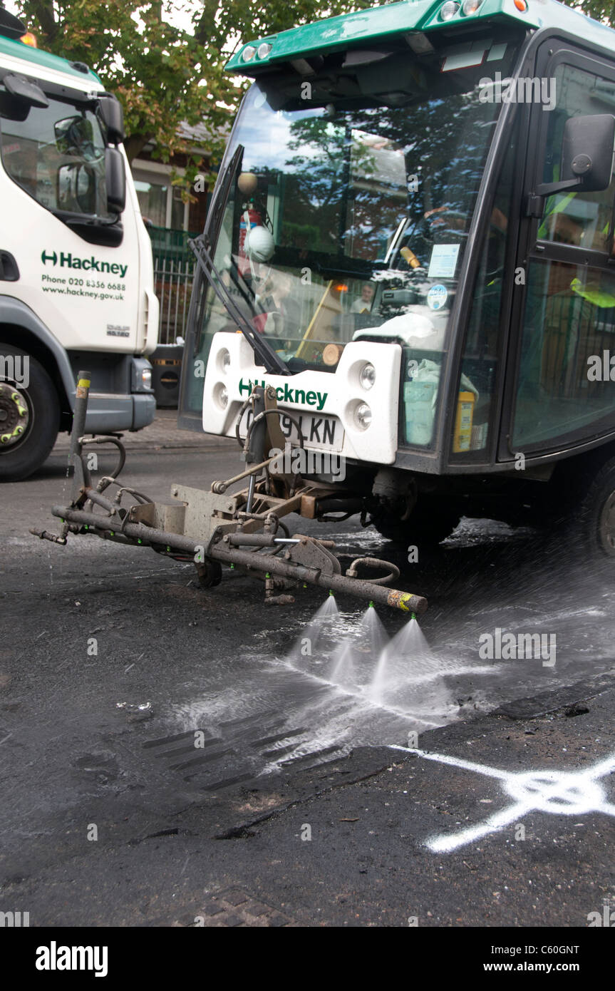 Hackney 9. August 2011. Clarence Road, Schauplatz der letzten Nacht Aufstand. Des Rates Fahrzeuge wo Autos ausgebrannt waren aufräumen. Stockfoto