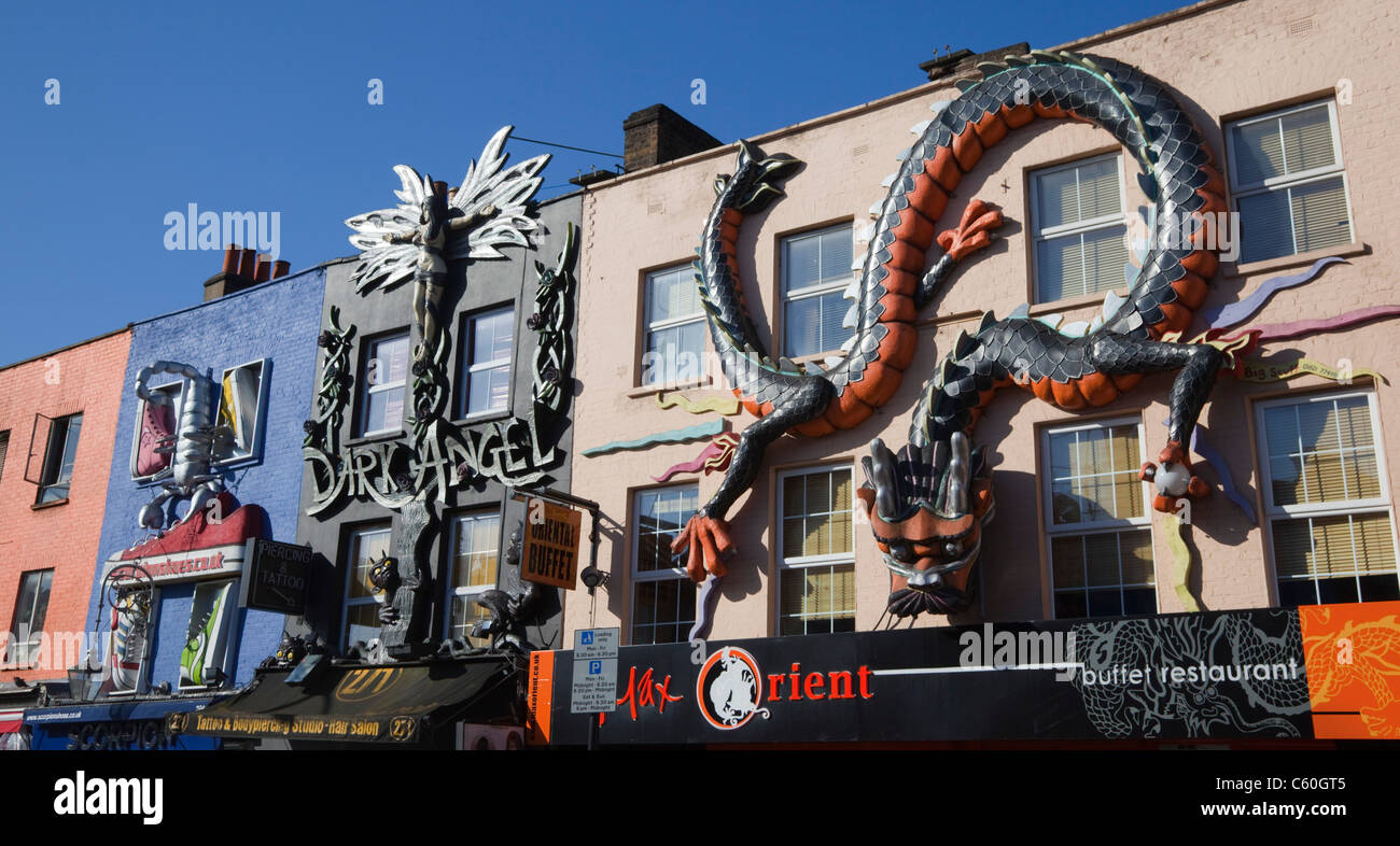 Bunt geschmückten Fassaden über Geschäfte in Camden High Street im Bereich Camden Market, London Stockfoto