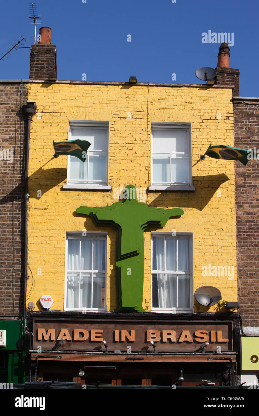 Bunt geschmückten gelbe Fassade eines brasilianischen Restaurants in Inverness Street, Camden Town, London Stockfoto