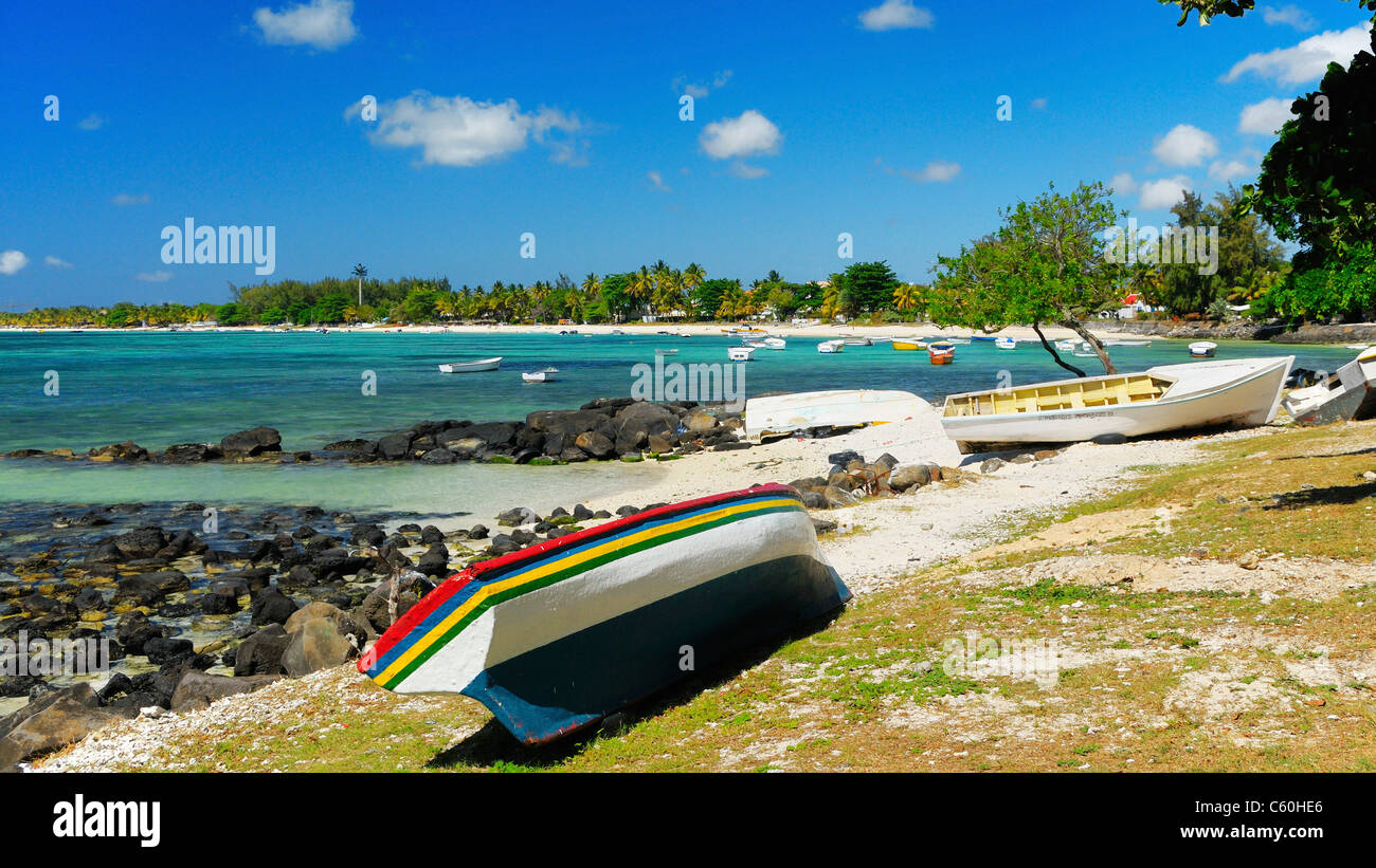 Die Küste bei Trou Aux Biches, Pamplemousses, Mauritius. Stockfoto
