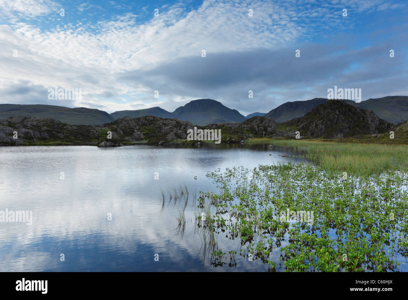 Innominate Tarn auf Heu Stapeln mit großen Giebel (Mitte) in der Ferne. Lake District National Park. Cumbria. England. VEREINIGTES KÖNIGREICH. Stockfoto