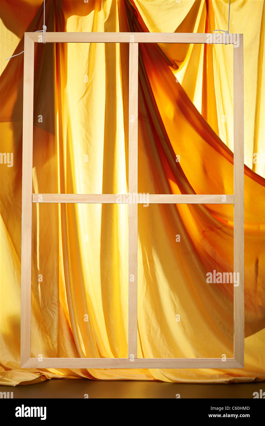 hölzerne Staffelei mit keine Leinwand gehängt. gelbes Seidentuch auf Hintergrund Stockfoto