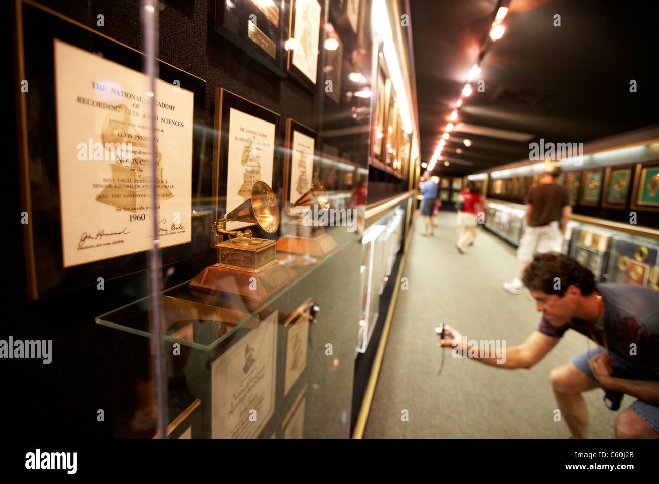 Grammy-Nominierung und Touristen besuchen die Trophäe Zimmer Graceland Mansion Memphis Tennessee usa Stockfoto