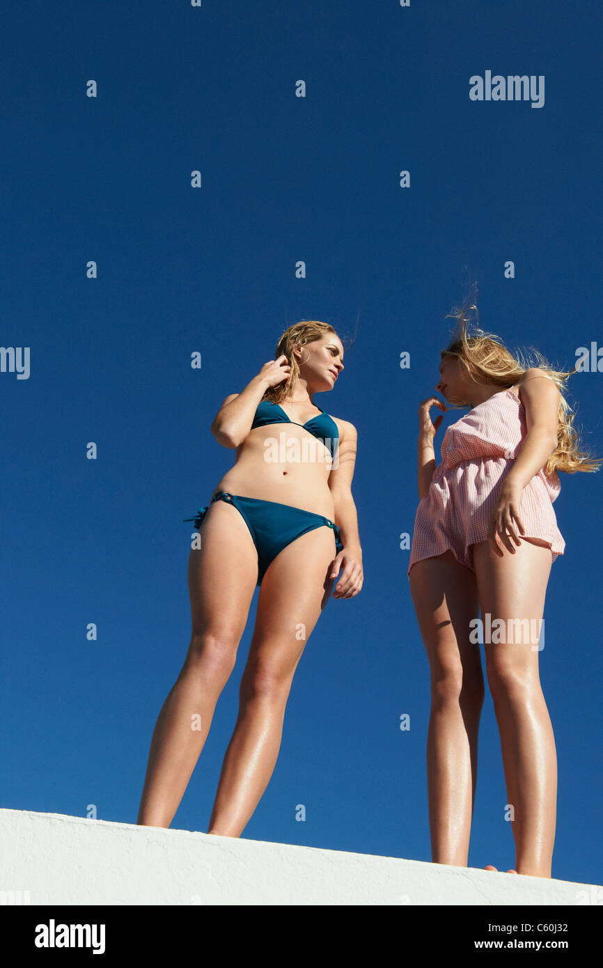 Frauen stehen auf Wand im freien Stockfoto