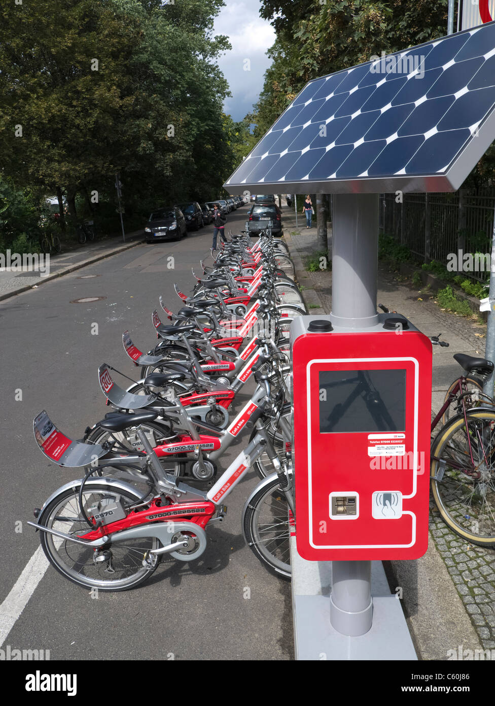 Neue solar angetriebene Vermietstation für Call a Bike-Zyklus-Verleih-Service in Berlin Deutschland Stockfoto
