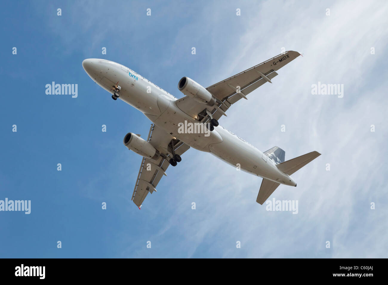 Ein Airbus A320 von Bmi - British Midland im Endanflug Stockfoto