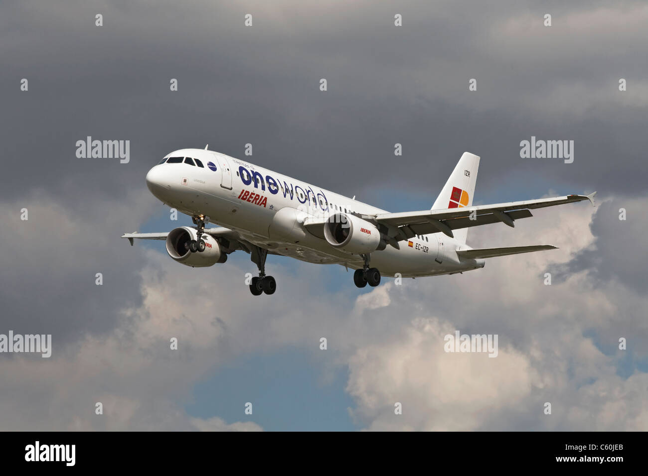 Ein Airbus A320 der spanischen Fluggesellschaft Iberia - One World Alliance im Endanflug Stockfoto