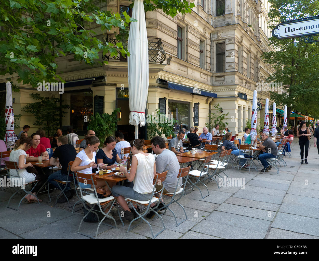 Belebten Straßencafé mit Brunch am Wochenende morgens im Prenzlauer Berg in Berlin Deutschland Stockfoto