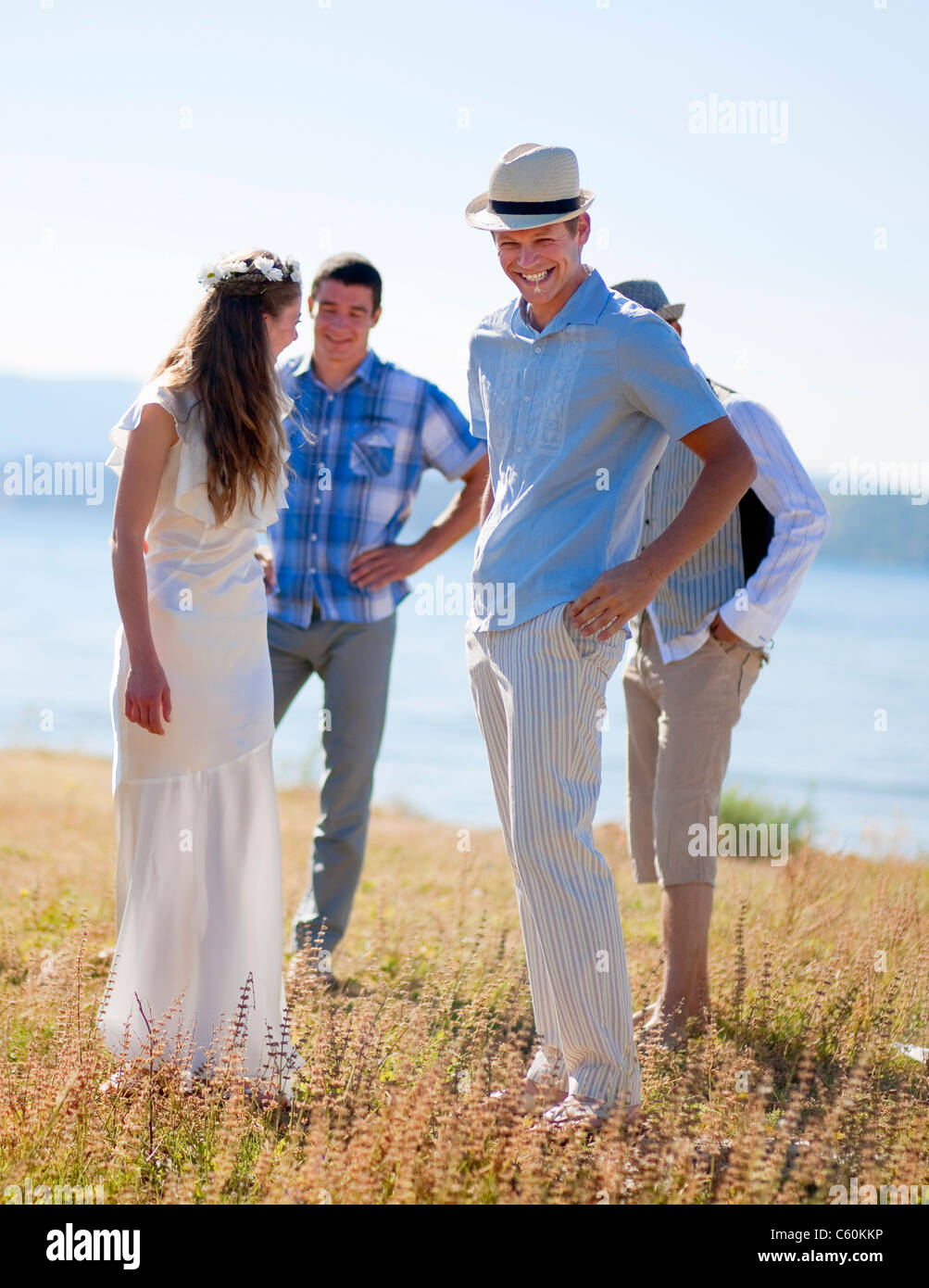 Braut und Bräutigam Lachen mit Freunden Stockfoto