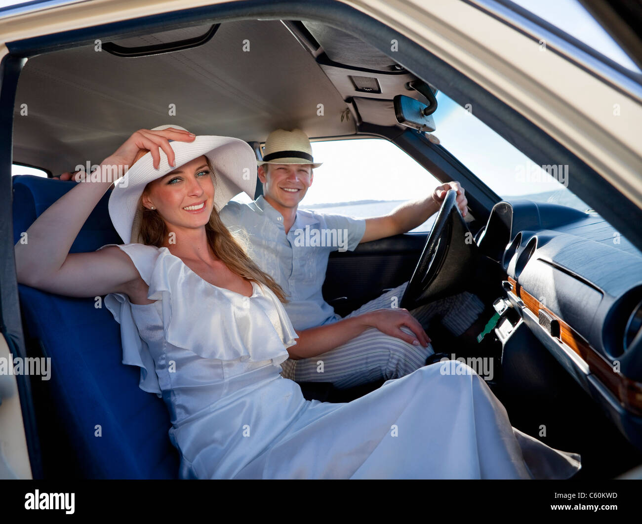 Brautpaar im Auto fahren Stockfoto