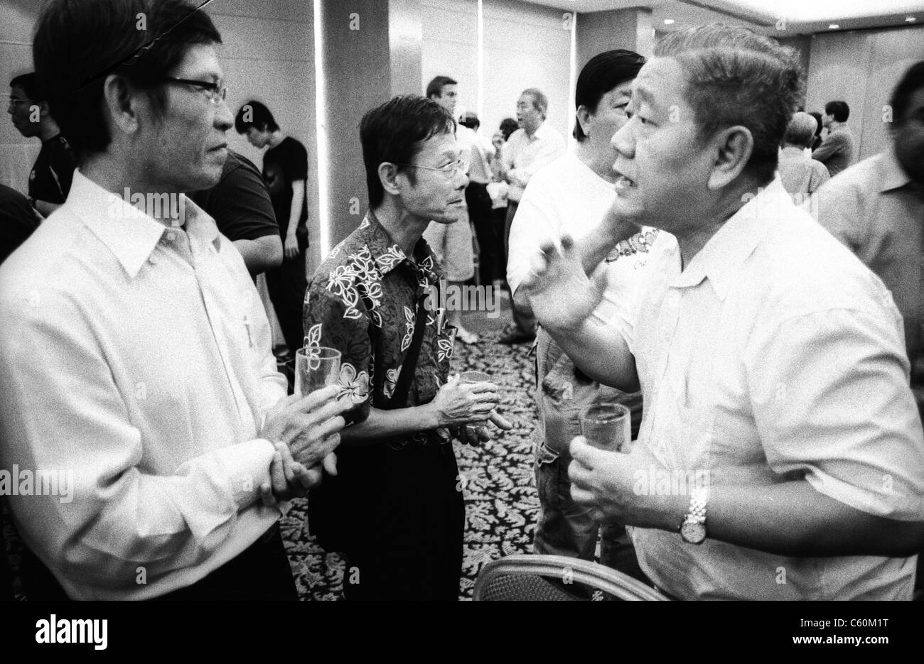 Gäste, die in Singapur demokratische Partei treffen diskutieren Stockfoto