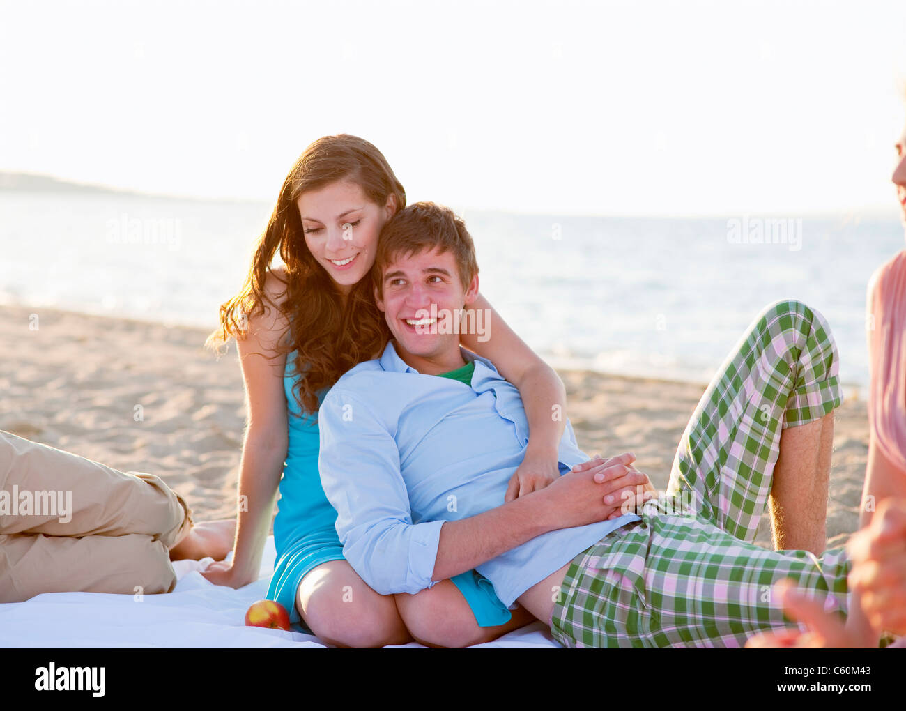 Paar erholsame zusammen am Strand Stockfoto