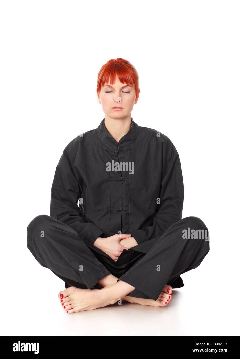 Mädchen im schwarzen Kimono Standortwahl und Meditation isoliert auf weiss Stockfoto
