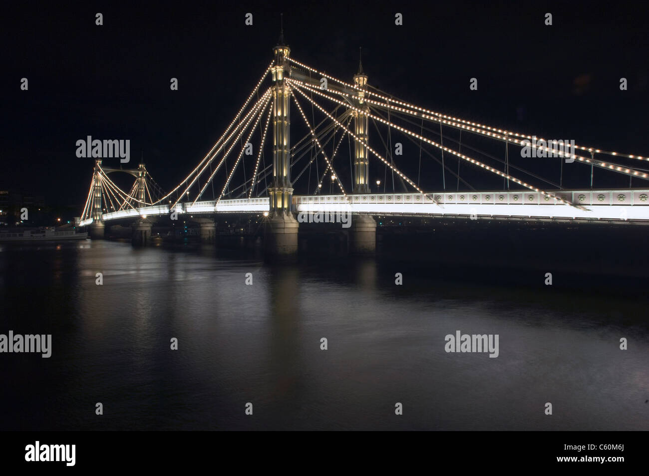 Albert Bridge nachts beleuchtet Stockfoto