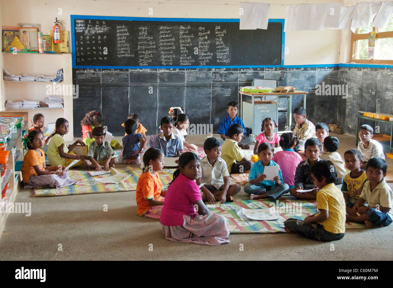 Kinder im Grundschulalter in der Klasse Athoor Dorf Tamil Nadu in Indien Stockfoto