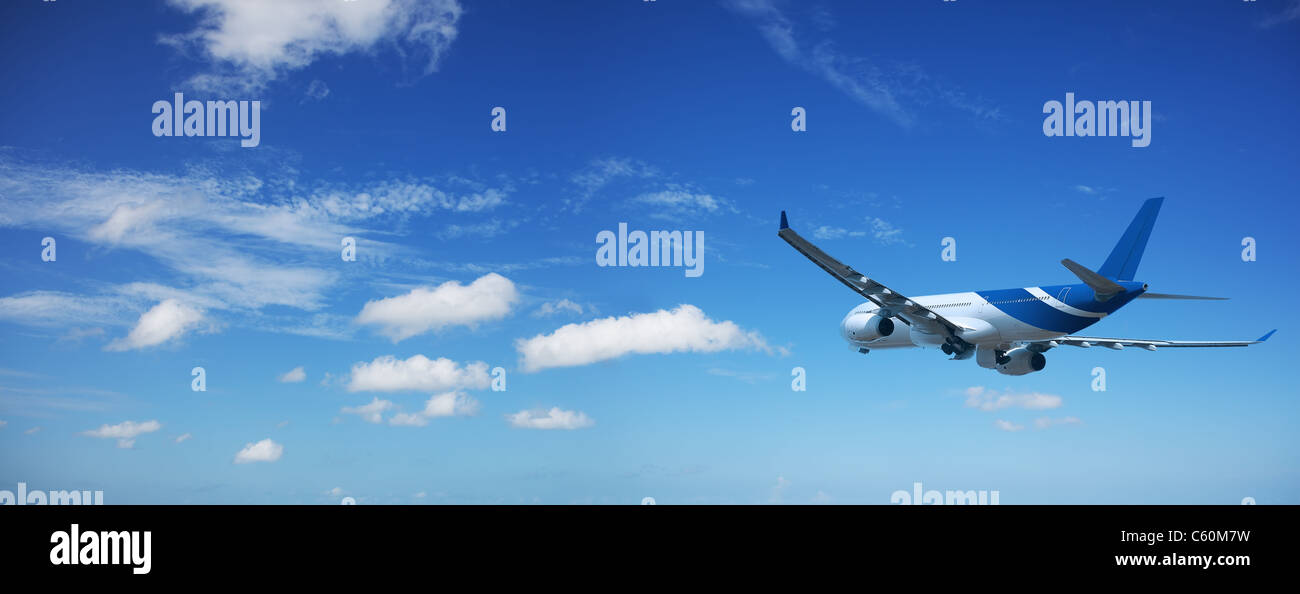 Jet-Flugzeuge in einem blauen Himmel kurz nach Abflug, Panorama-Aufnahme Stockfoto