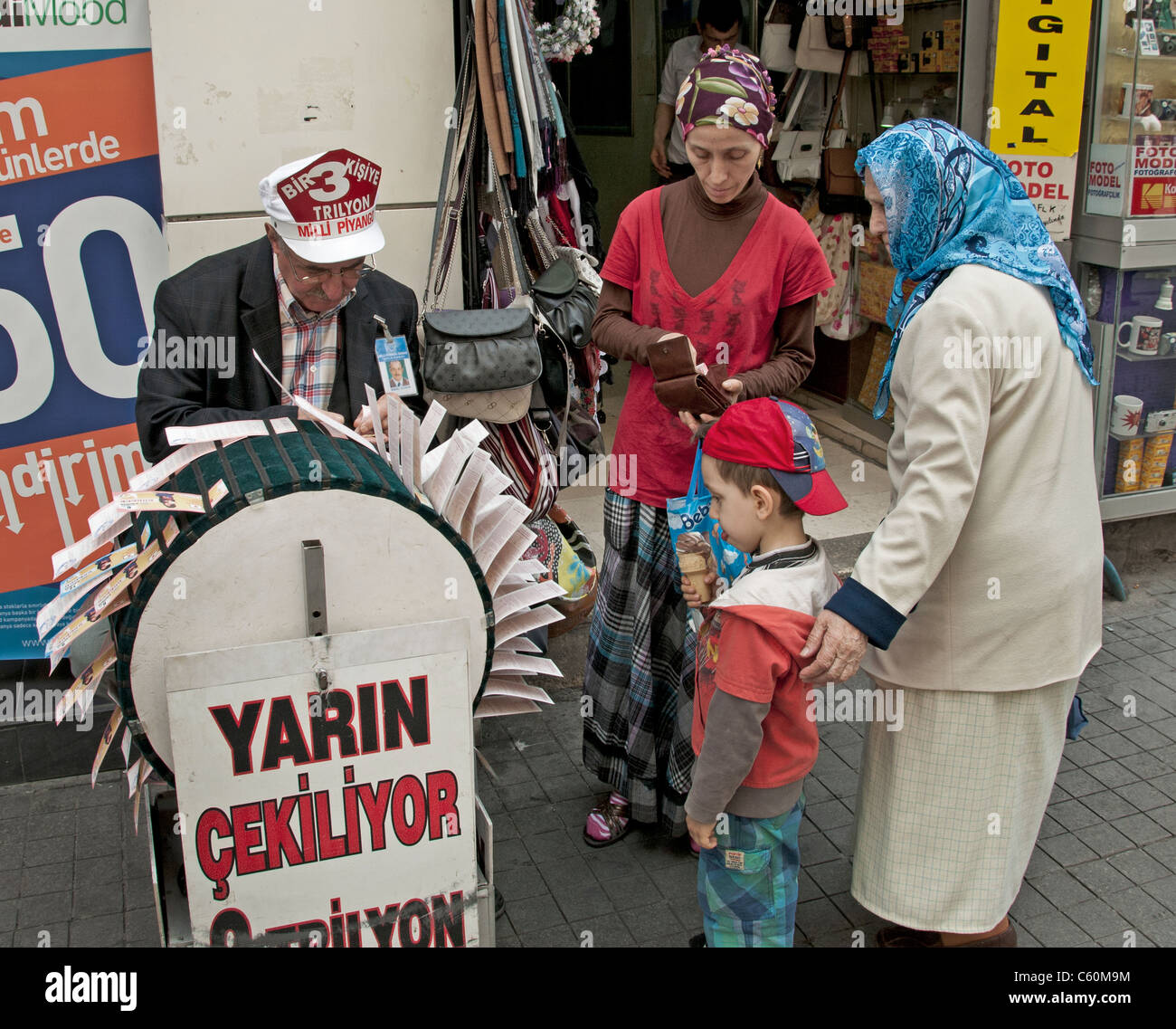 Istanbul Türkei Lotterie spielen Glücksspiel Glücksspieler Stockfoto