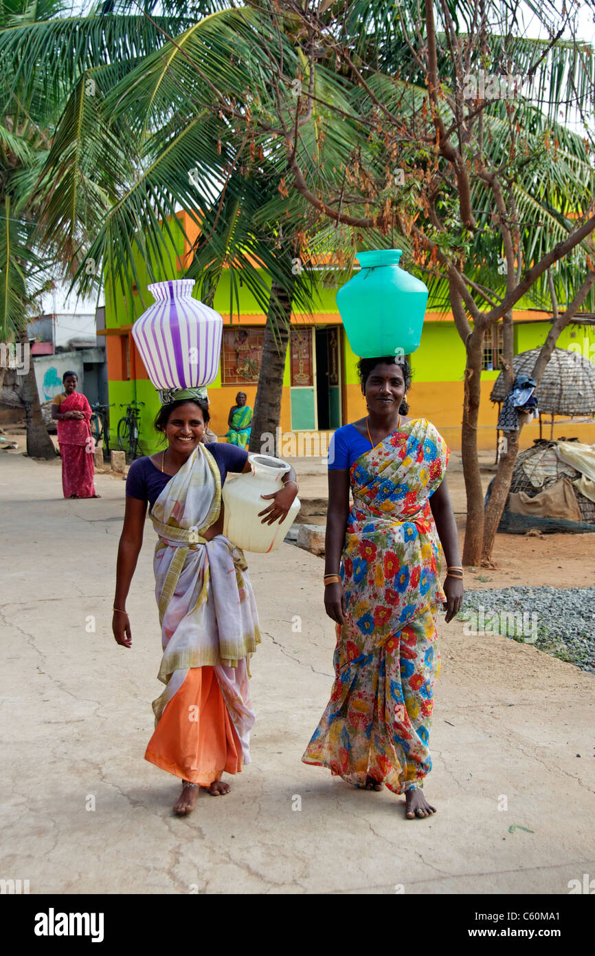 Zwei Frauen, die Wasserfahrzeuge auf den Kopf Athoor Dorf Tamil Nadu in Indien Stockfoto