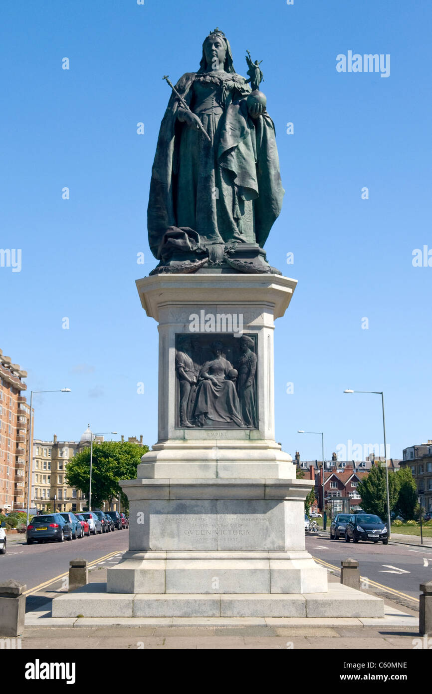 Tatsächlich Hove, East Sussex statue Bronze von Königin Victoria der 60. Jahrestag der Thronbesteigung Victoria Dei Gra zu gedenken. Stockfoto