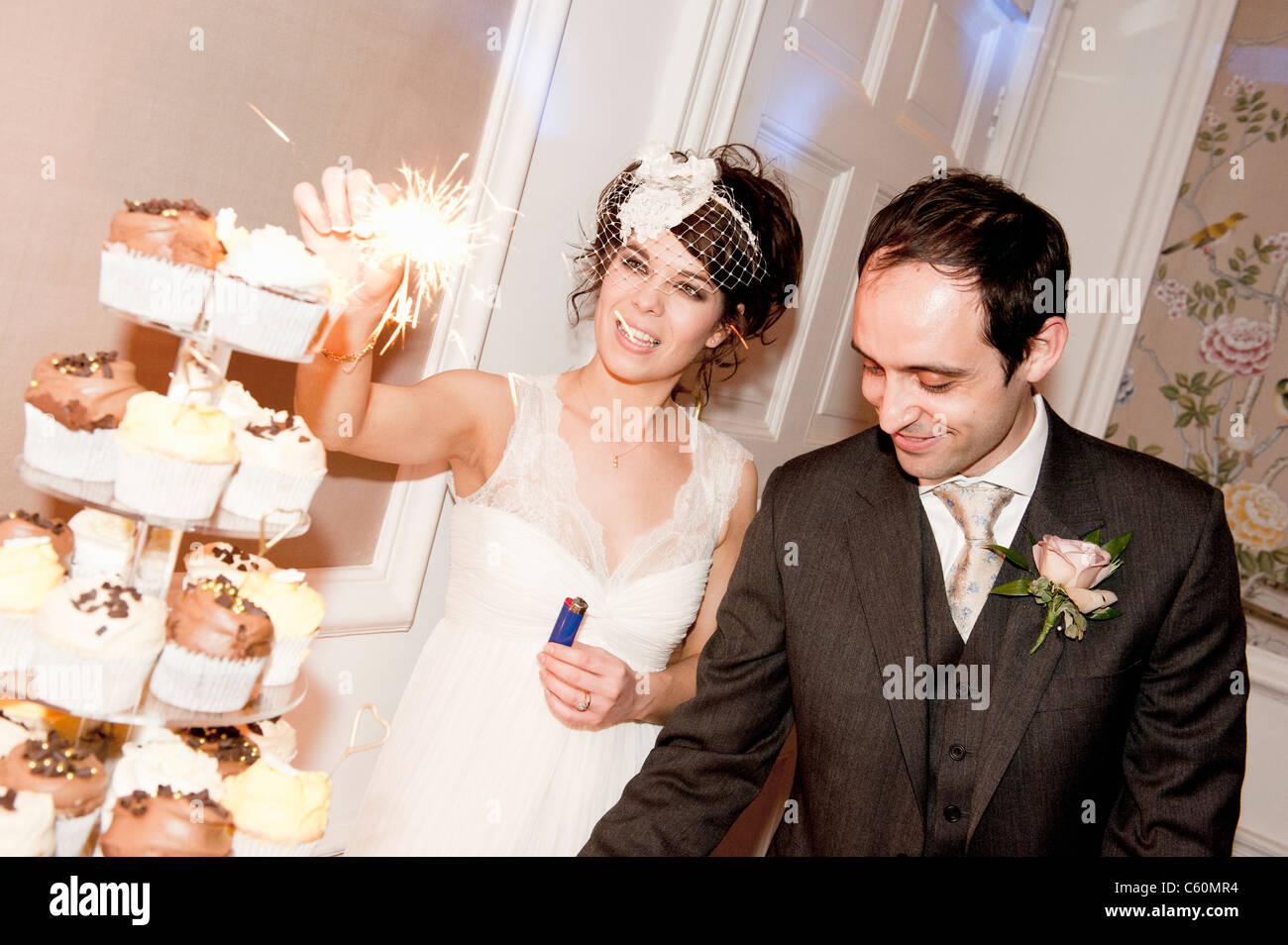 Brautpaar mit Wunderkerze auf Kuchen Stockfoto