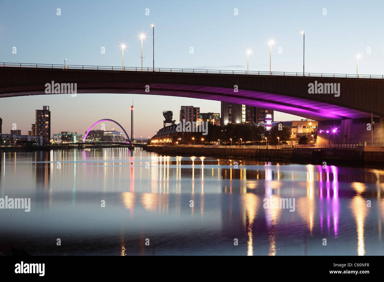 Blick nach Westen, unter der Kingston-Brücke entlang des Flusses Clyde in Richtung Glasgow-Skyline bei Sonnenuntergang, Schottland, UK Stockfoto