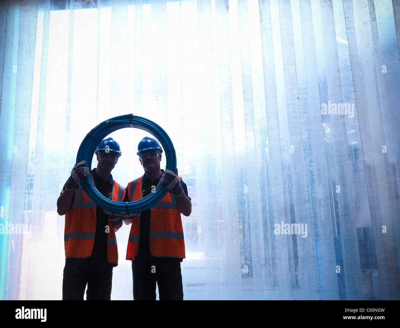 Arbeitnehmer mit Wasserleitungen zusammen Stockfoto