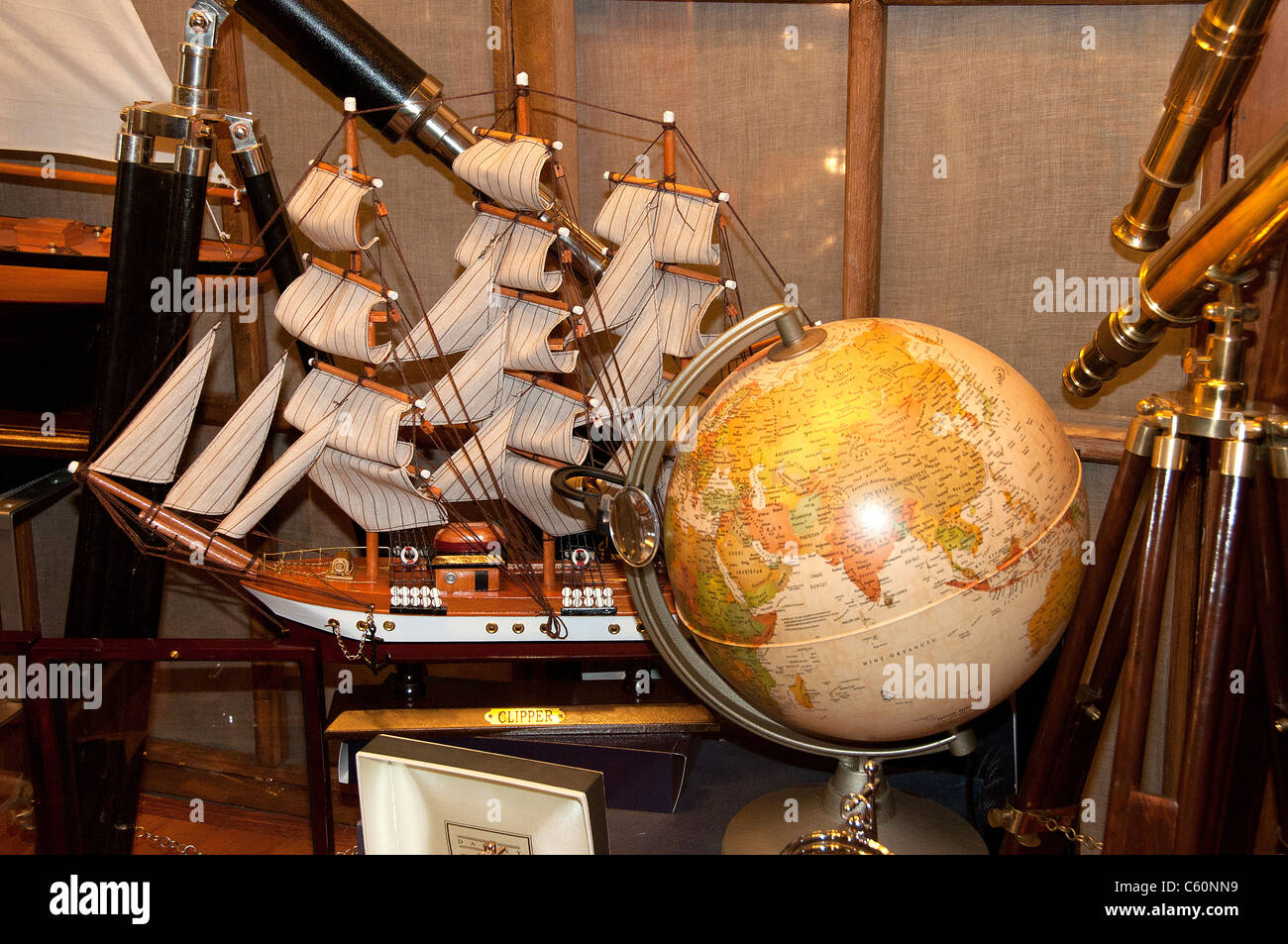Istanbul Grand Bazaar Türkei Kapali Carsi Kapalıcarsı Modell Schiff Globus Stockfoto