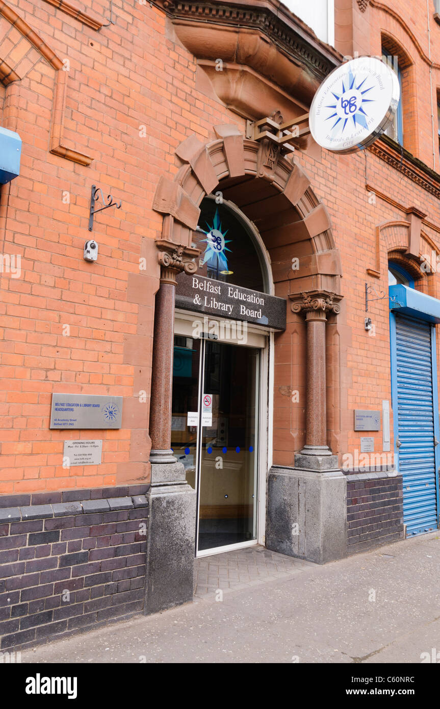 Eingang zum Hauptquartier der Belfast Ausbildung und Bibliothek-Brett (BELB) Stockfoto