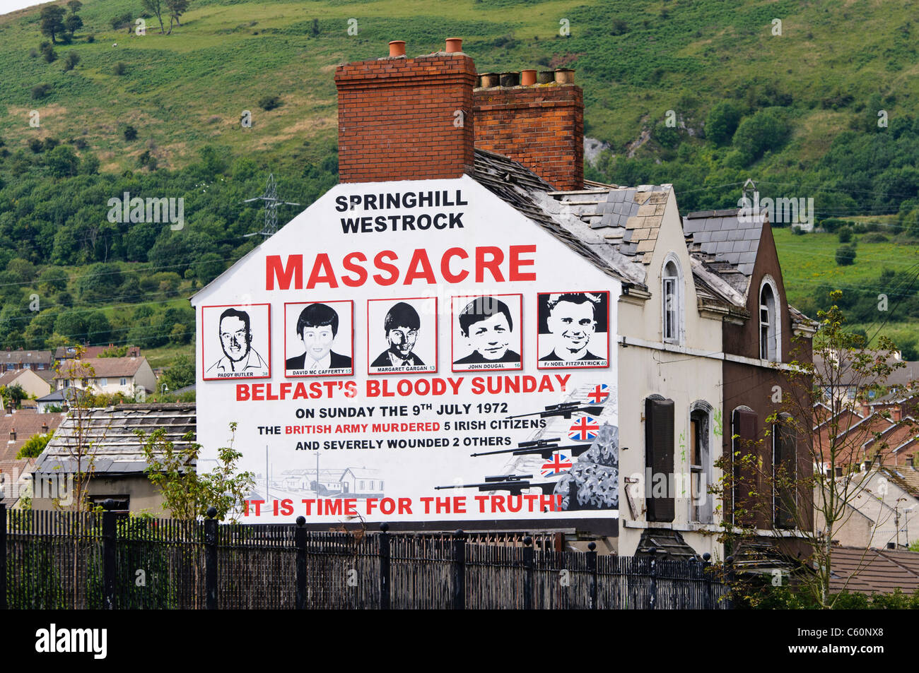 Wandbild in West Belfast zum Gedenken an das Massaker von Springhill Westrock, 9. Juli 1972 Stockfoto