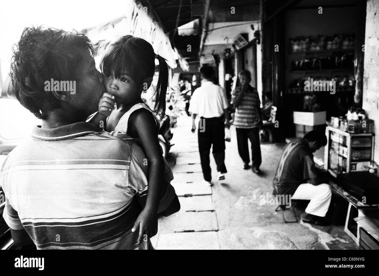 Mann küssen seine Tochter auf einer Straße in Bintan, Indonesien Stockfoto