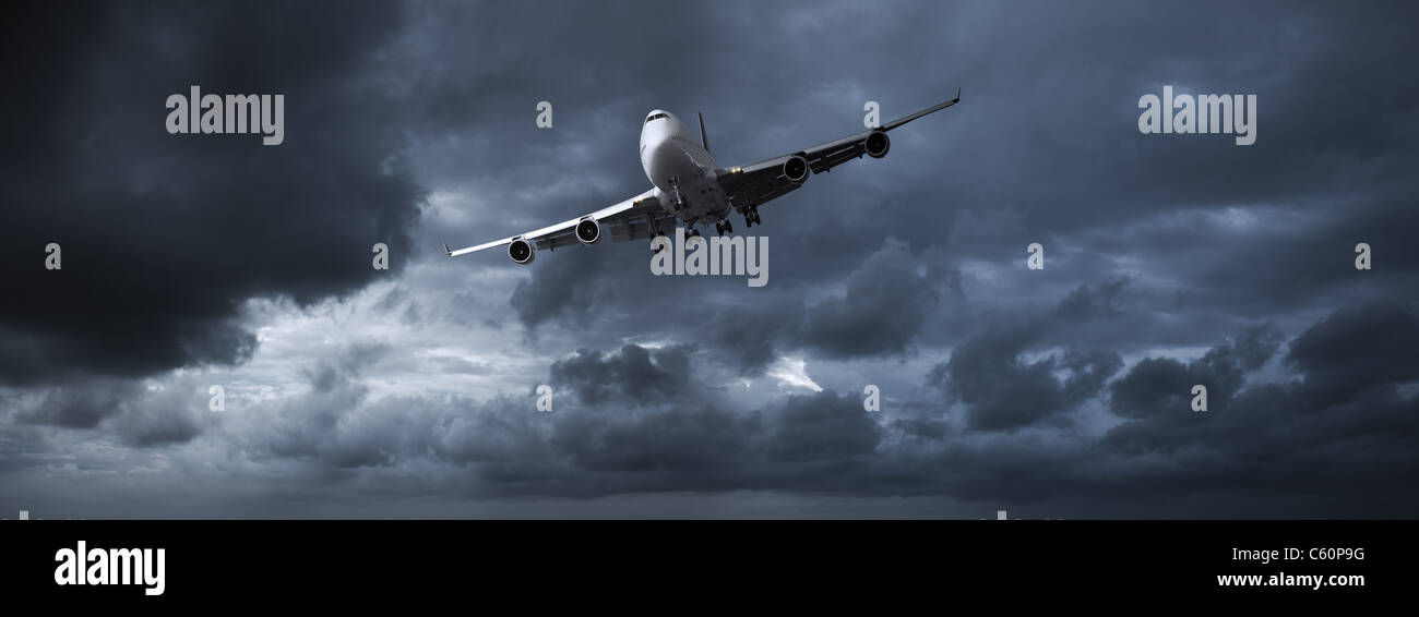 Jet-Flugzeuge in einem stürmischen Himmel. Panorama-Bild. Stockfoto