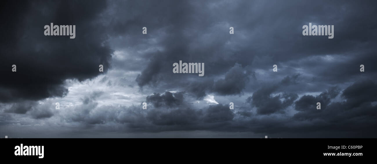 Dunklen Gewitterhimmel. Panorama-Bild. Stockfoto