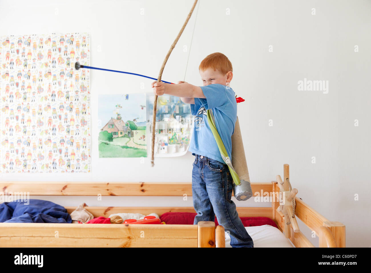 Jungen spielen mit Spielzeug Pfeil und Bogen Stockfoto